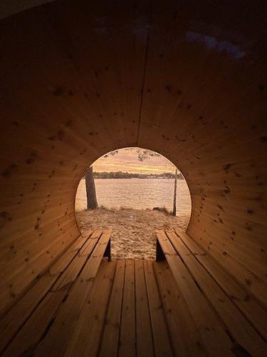 binnenkant sauna met venster op het water