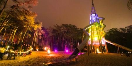 Wintersfeer op het Zilvermeer - verlichte glijbaan