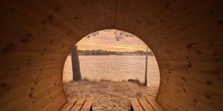 binnenkant sauna met venster op het water